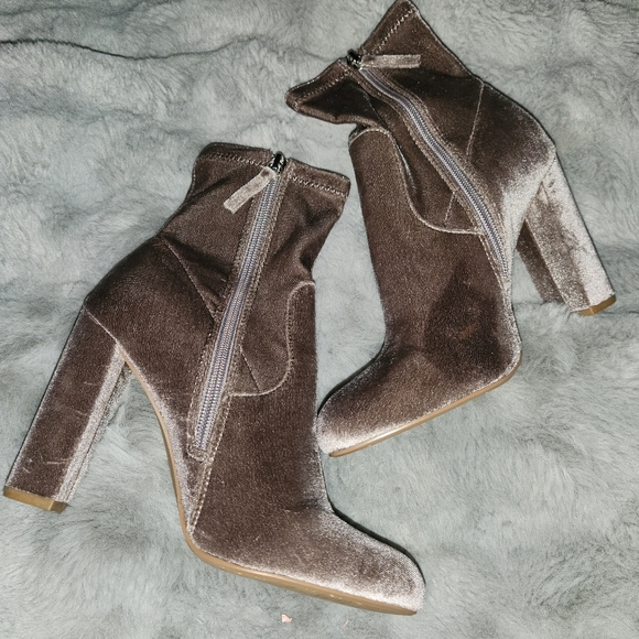 Steve Madden (Edit) Size 7.5 Gray Velour Sock Boot - Picture 5 of 12